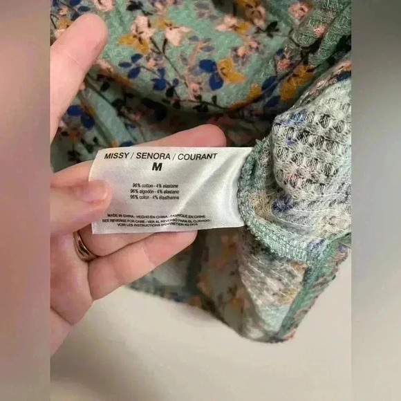 William Rast - Women’s Waffle Knit Floral Soft T-Shirt - V Neck Buttons - Size M - Picture 4 of 5